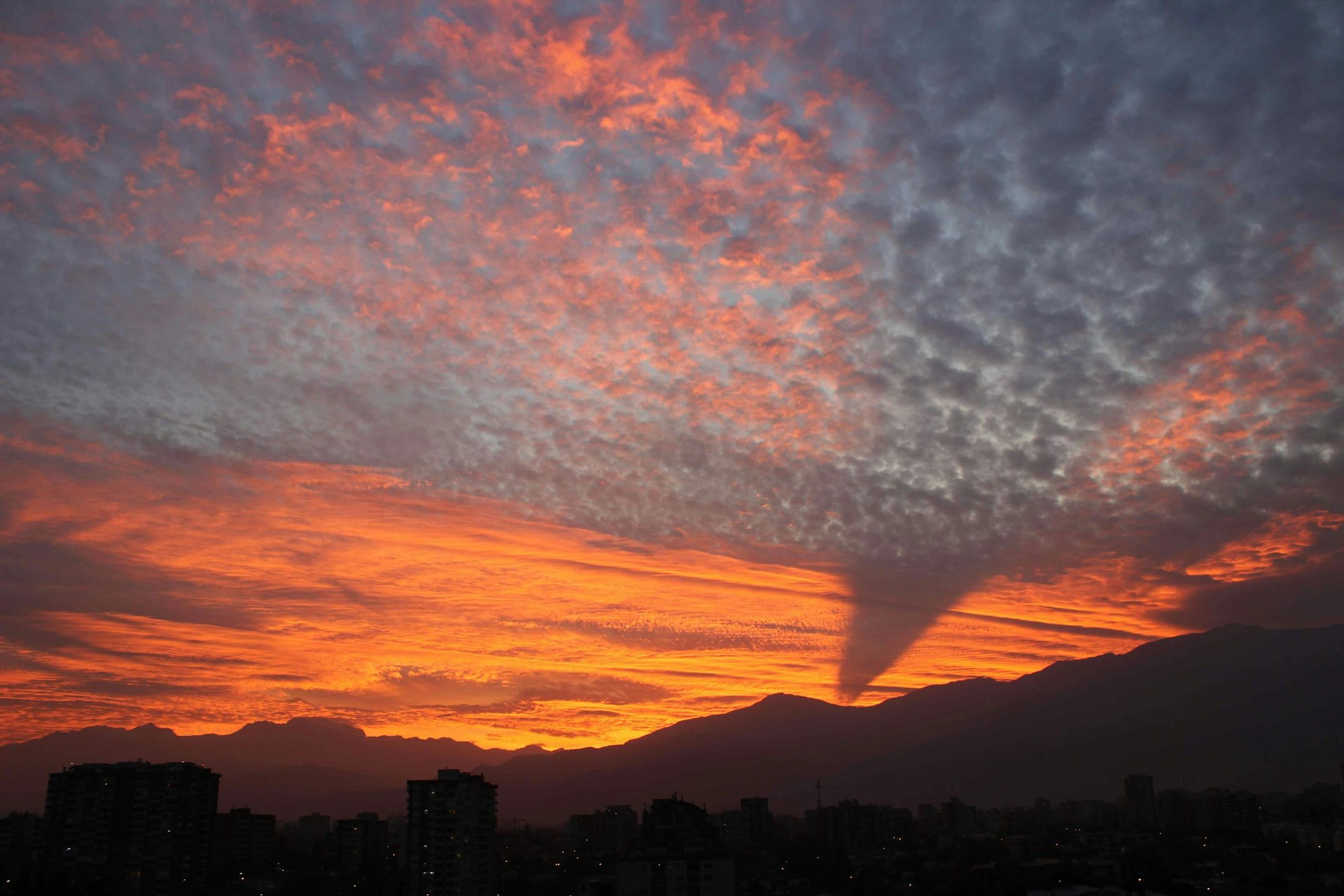 Atardecer sobre la cordillera en Santiago